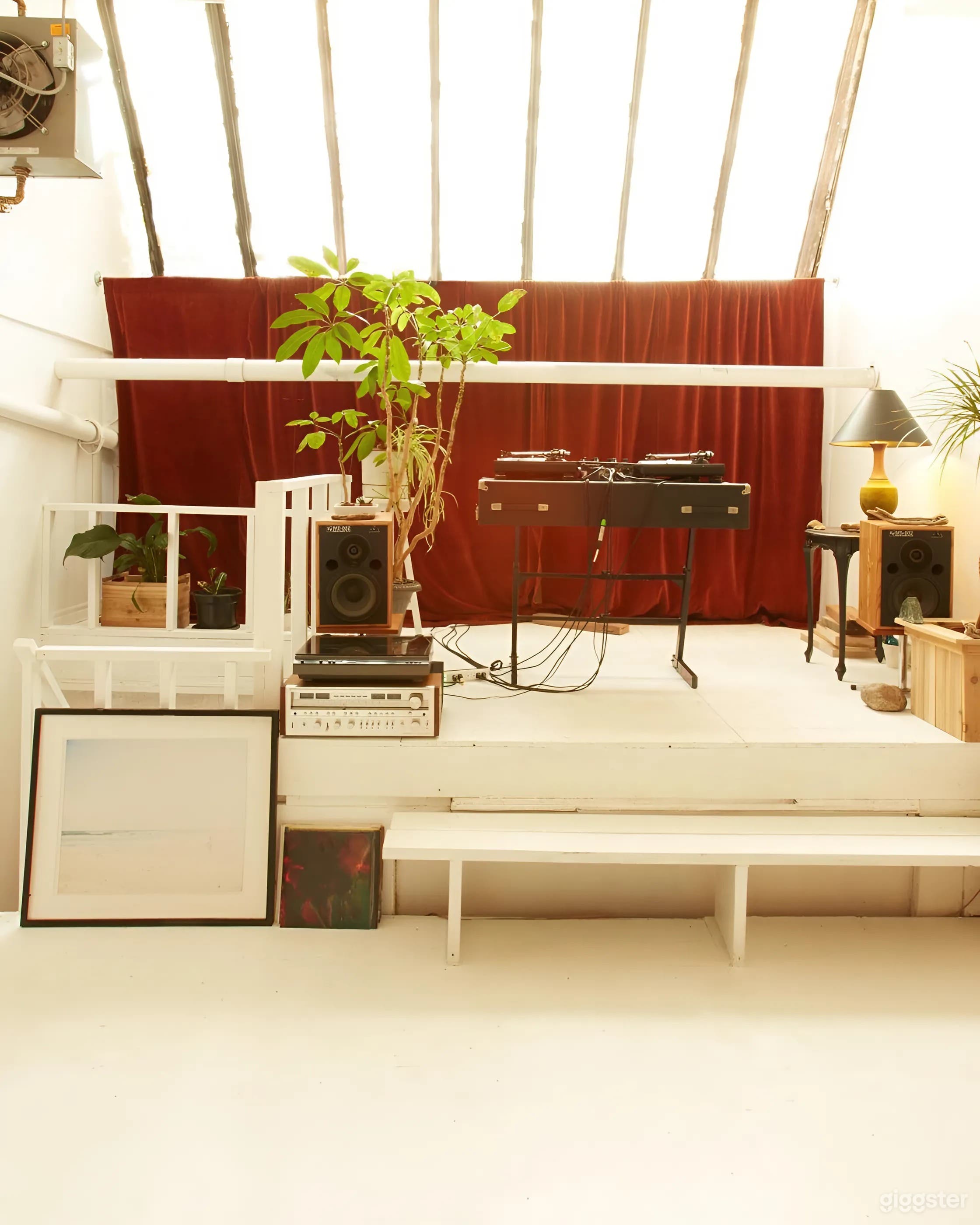 Vibrant Toronto Creative Loft &amp; Music Production Studio (BUYOUT) Photo 3