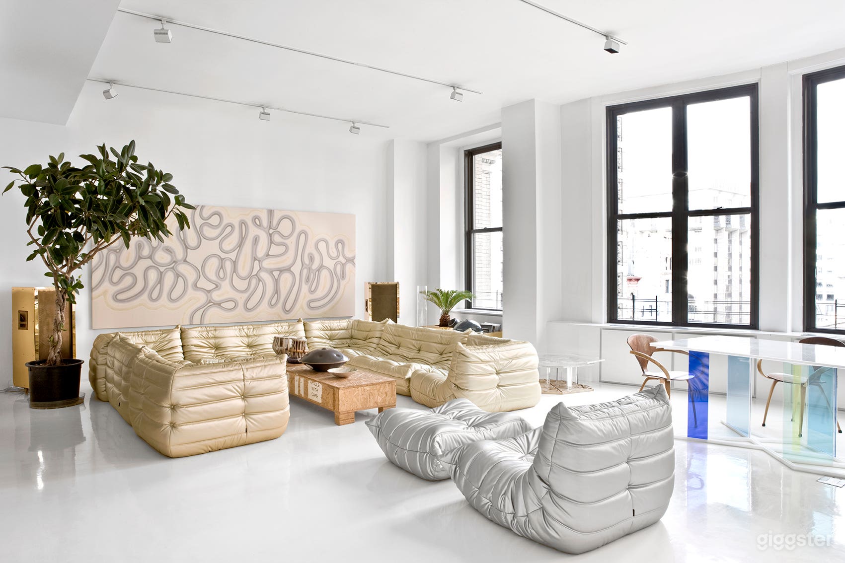 Stylish modern minimal loft apartment: Location 4270 Photo 2