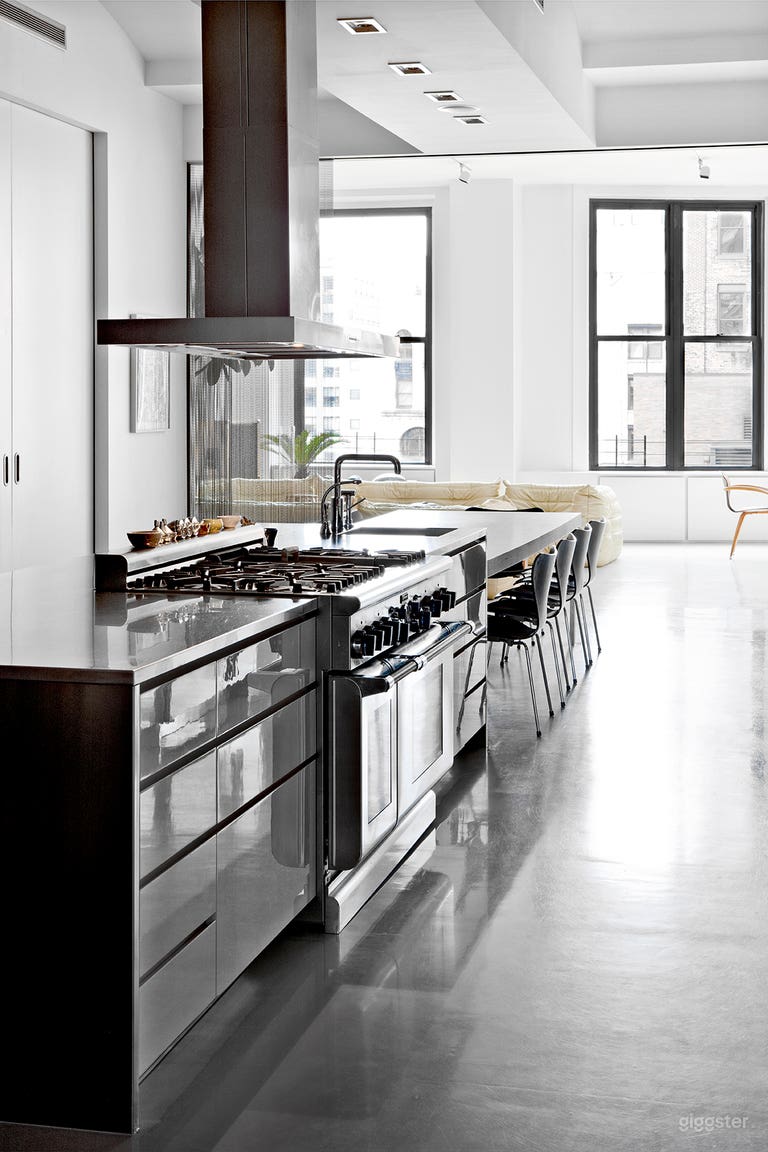  Stylish modern minimal loft apartment: Location 4270 