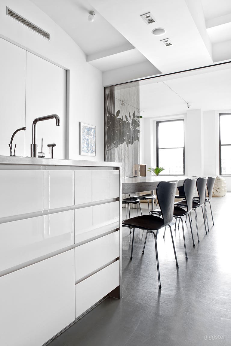  Stylish modern minimal loft apartment: Location 4270 