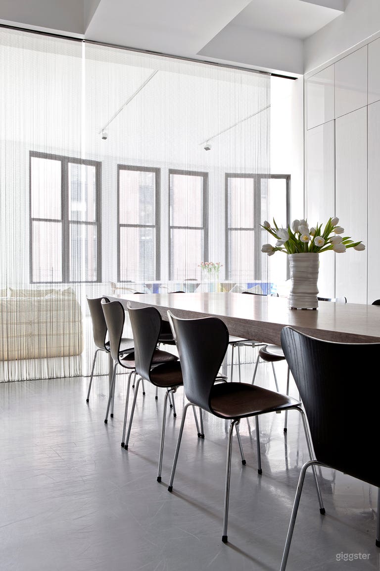  Stylish modern minimal loft apartment: Location 4270 