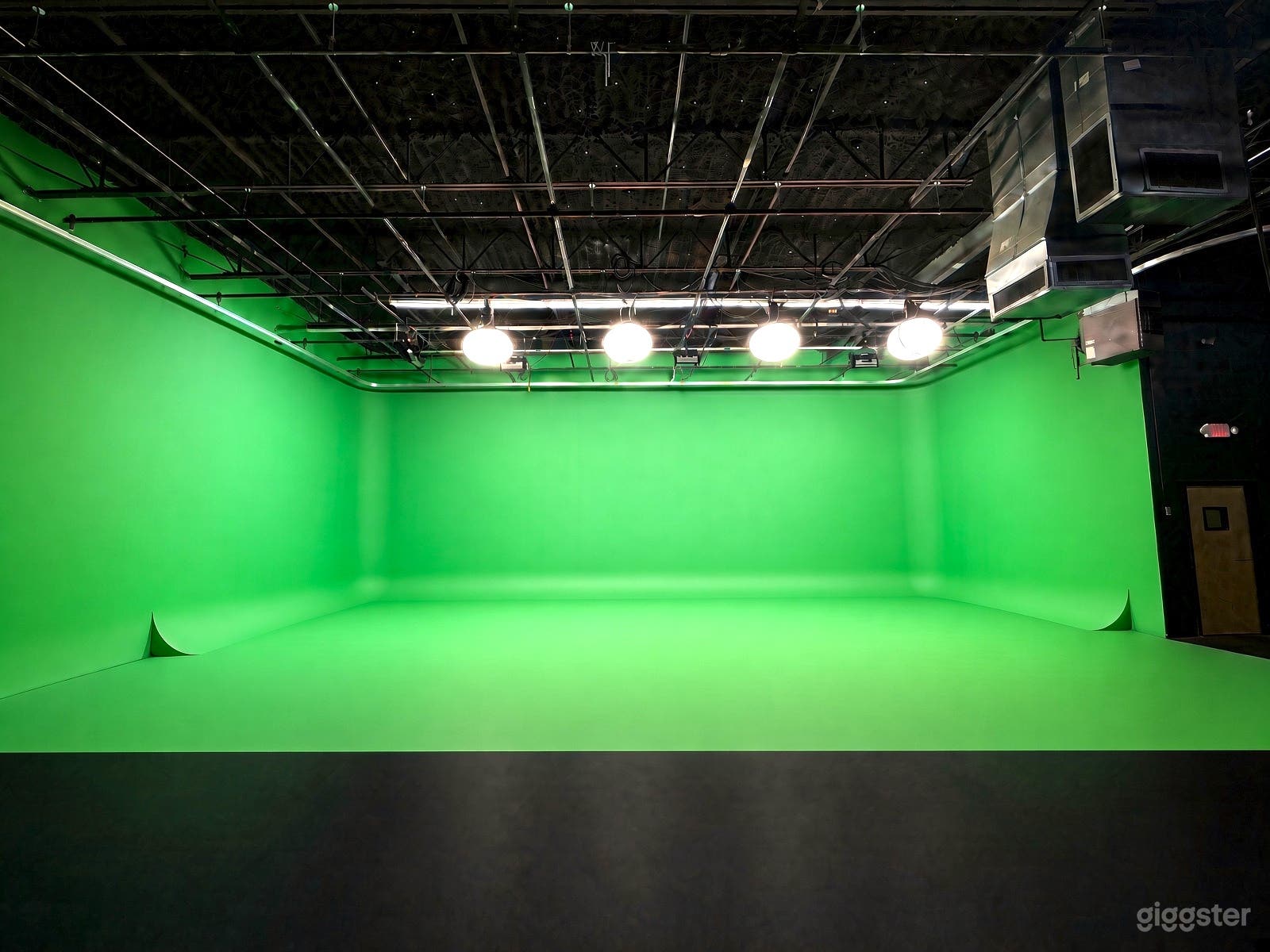 Large Pre-lit Green Screen - 3 Wall Chroma Key in Atlanta Photo 1