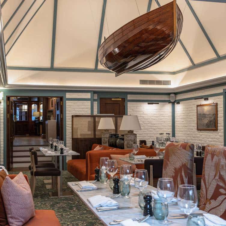 Elegant Restaurant in Henley-on-Thames Photo 1