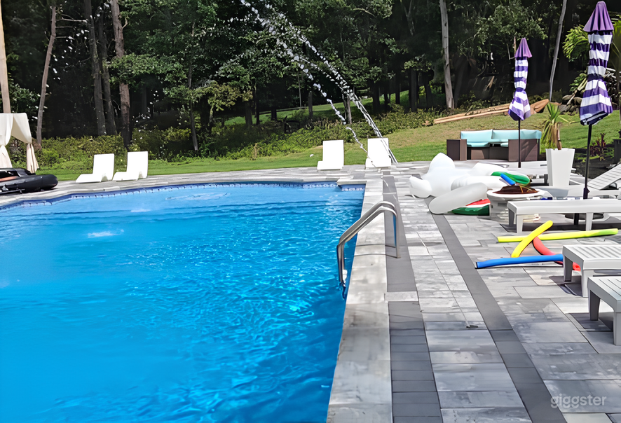 Pool in HOUSE OF ROYALTY Photo 3