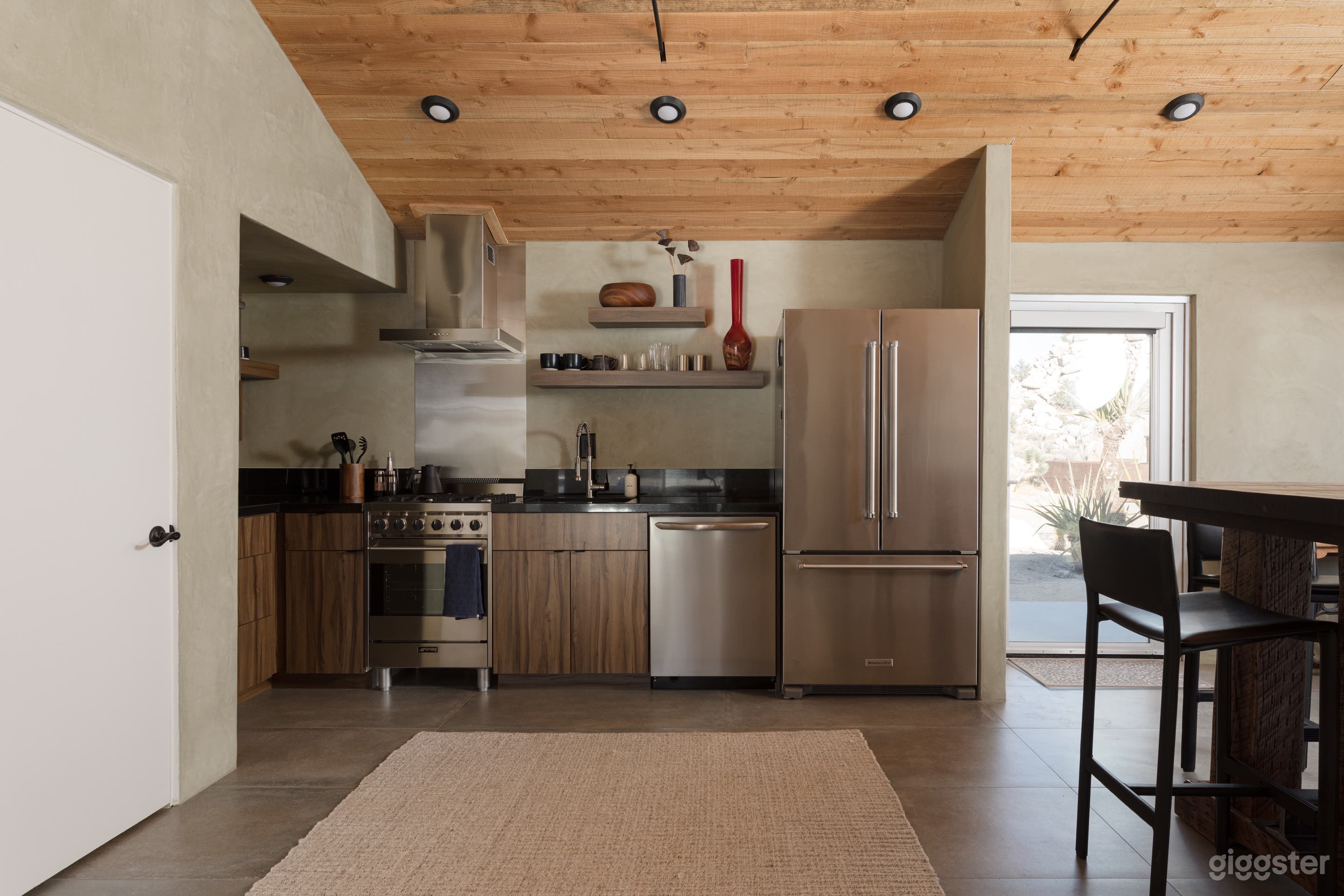 Unexpected-Secluded Desert Oasis Photo 3