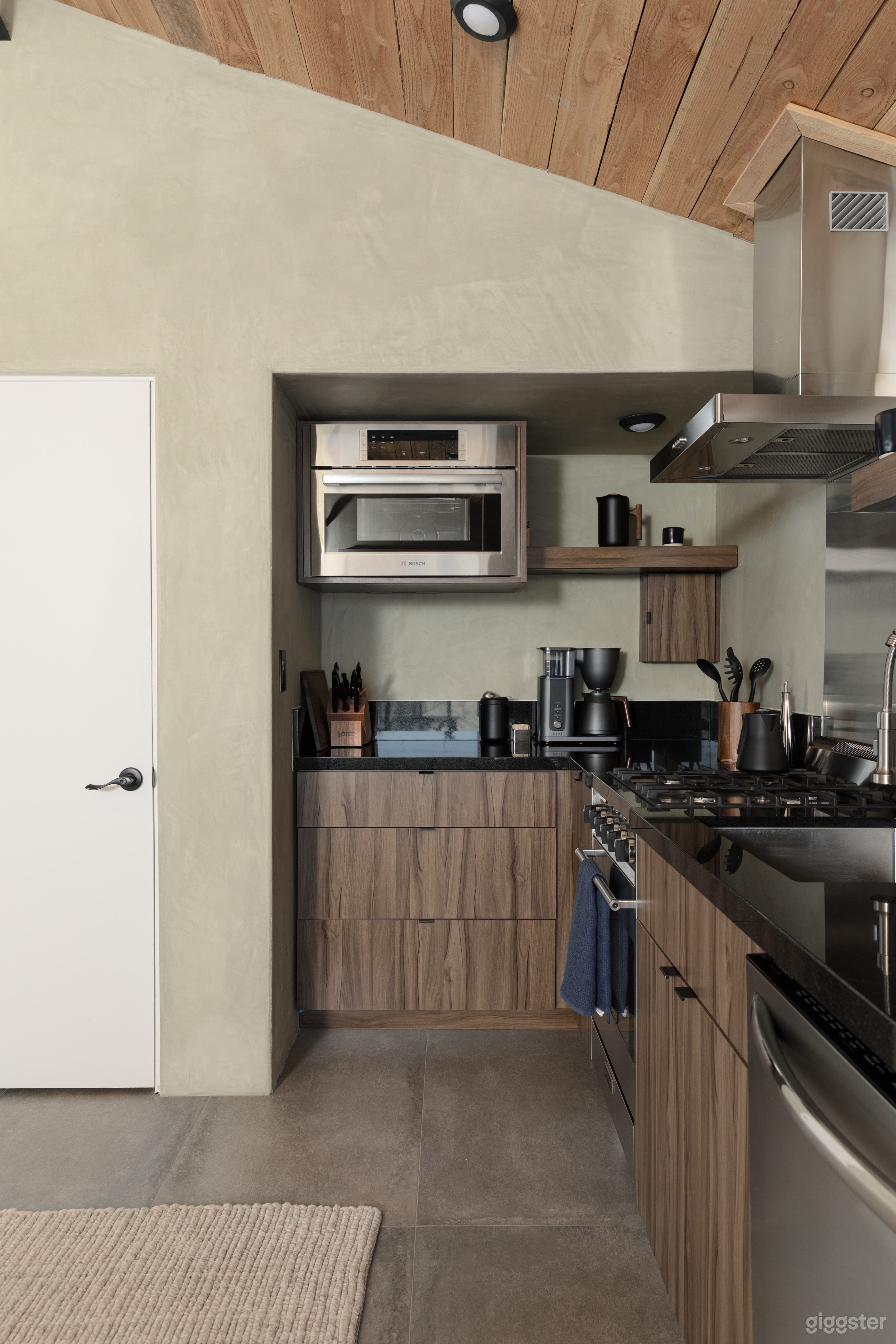 Unexpected-Secluded Desert Oasis Photo 4