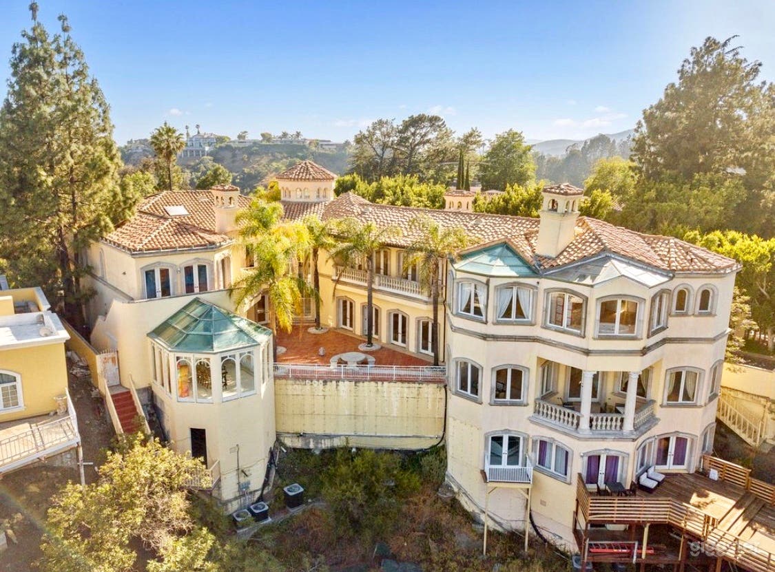 Victorian Stradella Court with Ornate Interior  Photo 1
