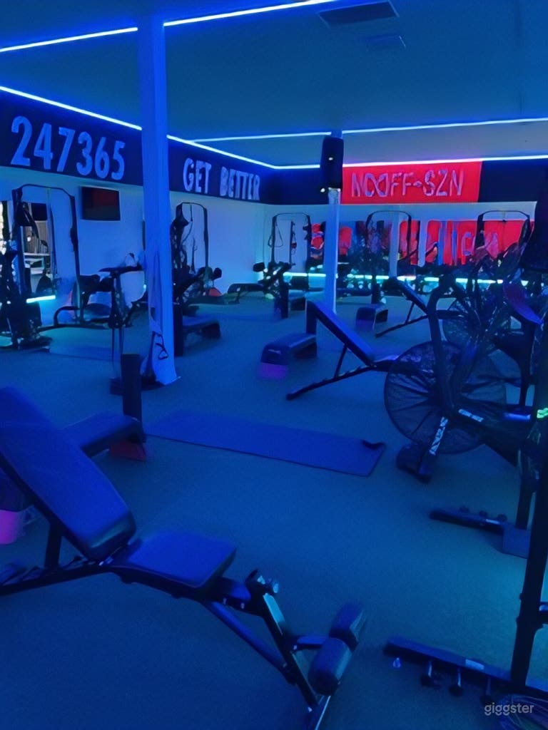  Neon LED Fitness Studio 
