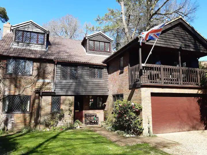 Private House with English Country Garden Photo 1