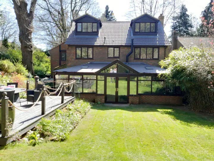  Private House with English Country Garden 