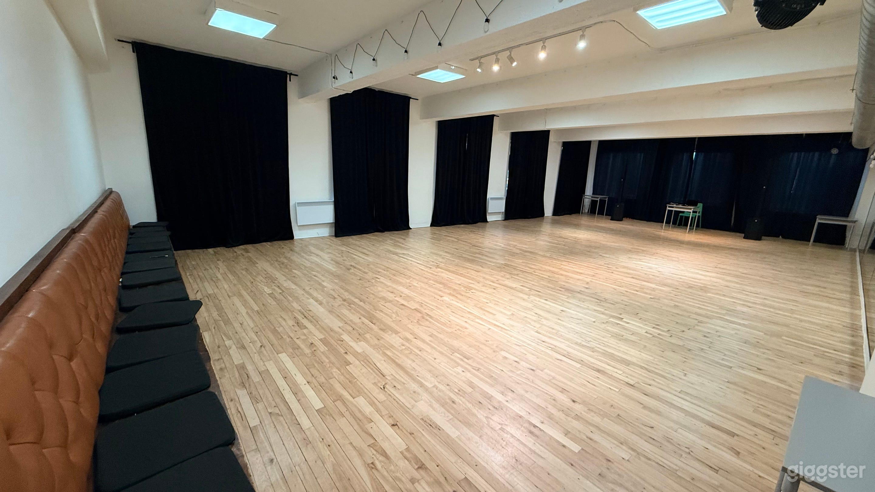Chique and Large Dance Studio in Pleateu Montreal Photo 3