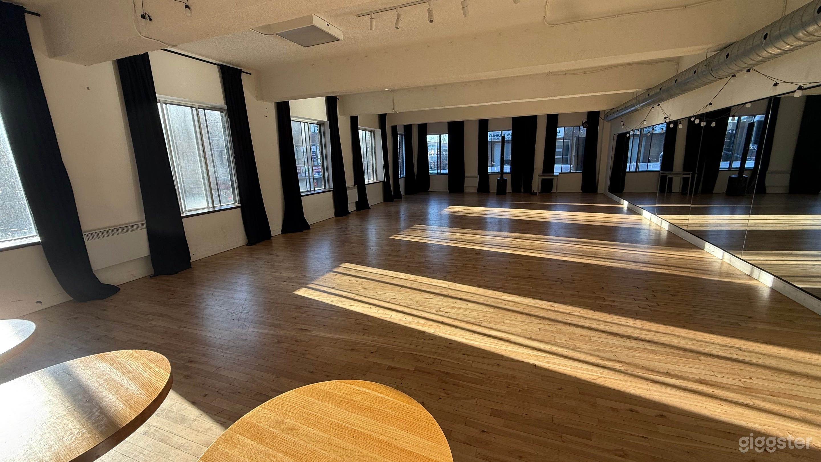 Chique and Large Dance Studio in Pleateu Montreal Photo 1