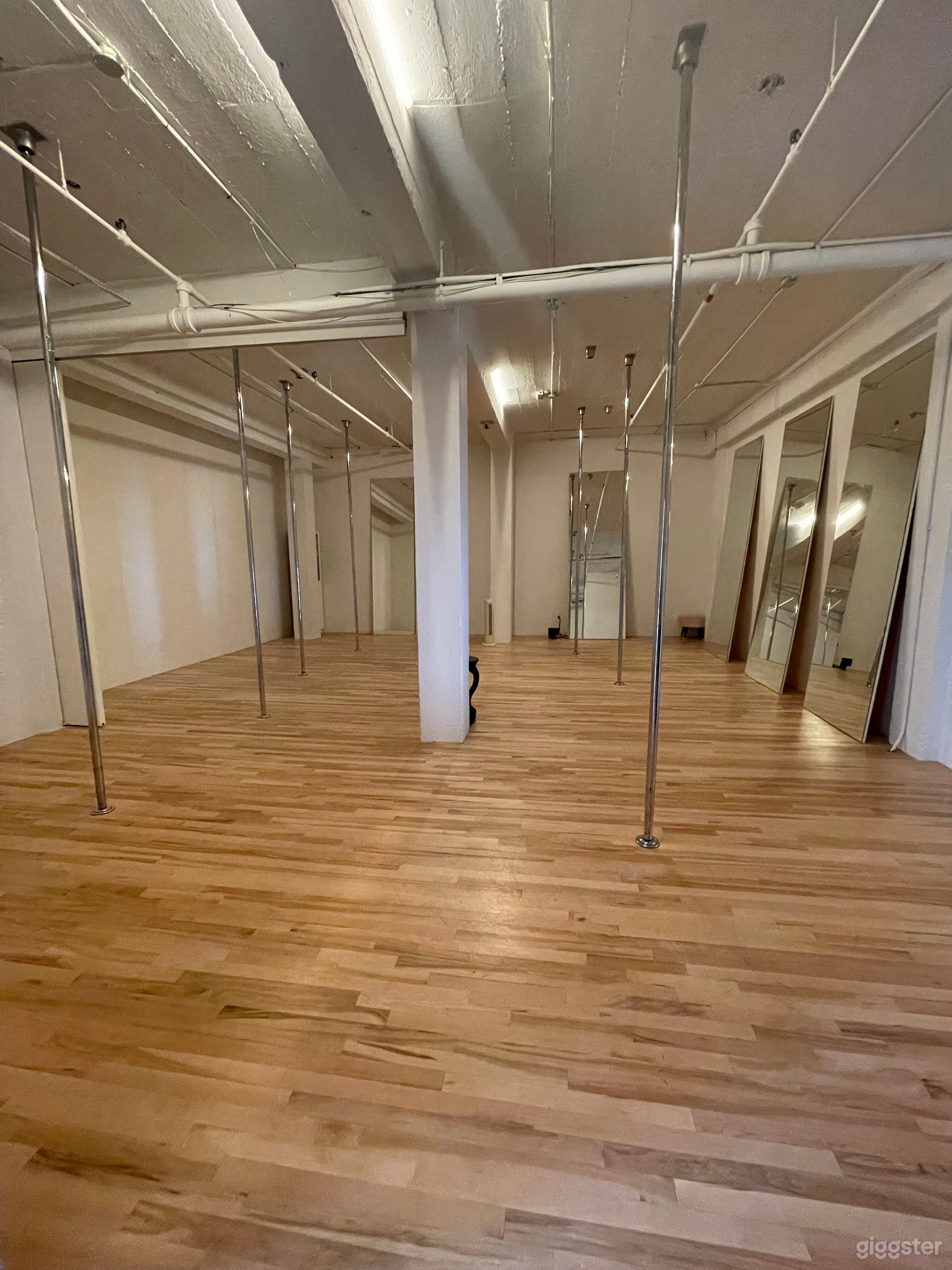 Bright &amp; Open Aerial Studio Photo 4