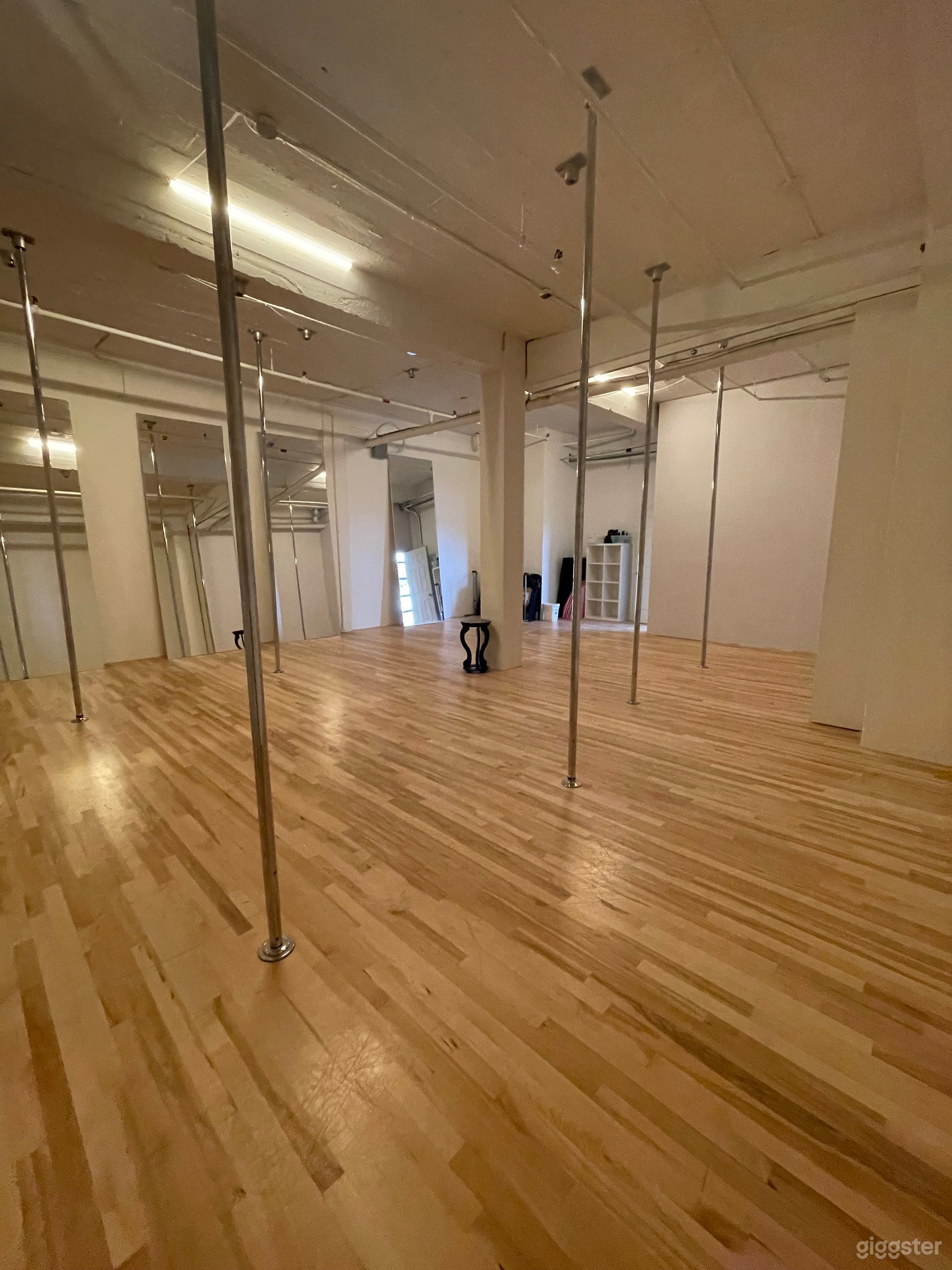 Bright &amp; Open Aerial Studio Photo 3