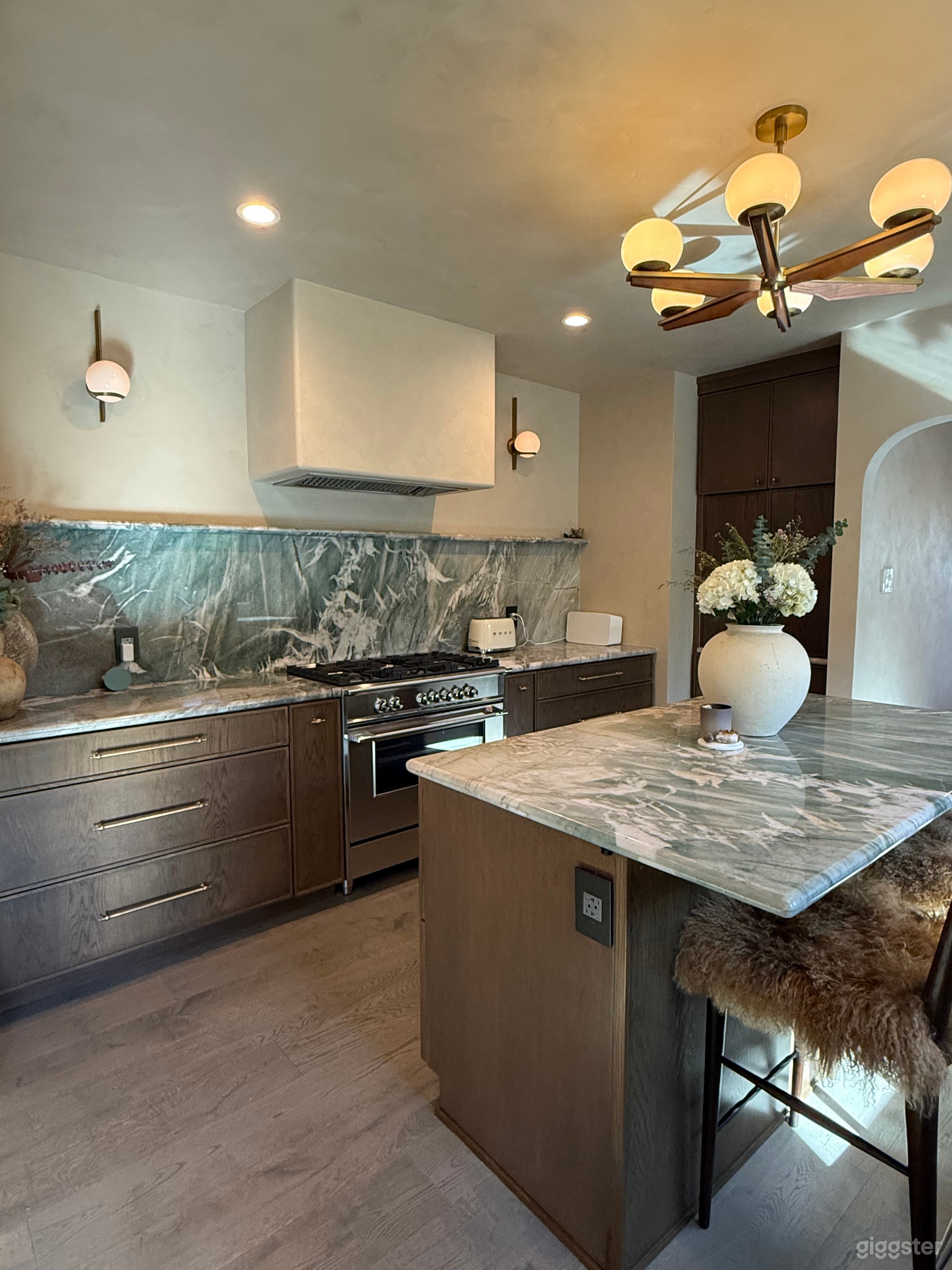 Cosy Designer Spanish Home with European Flair! Photo 2