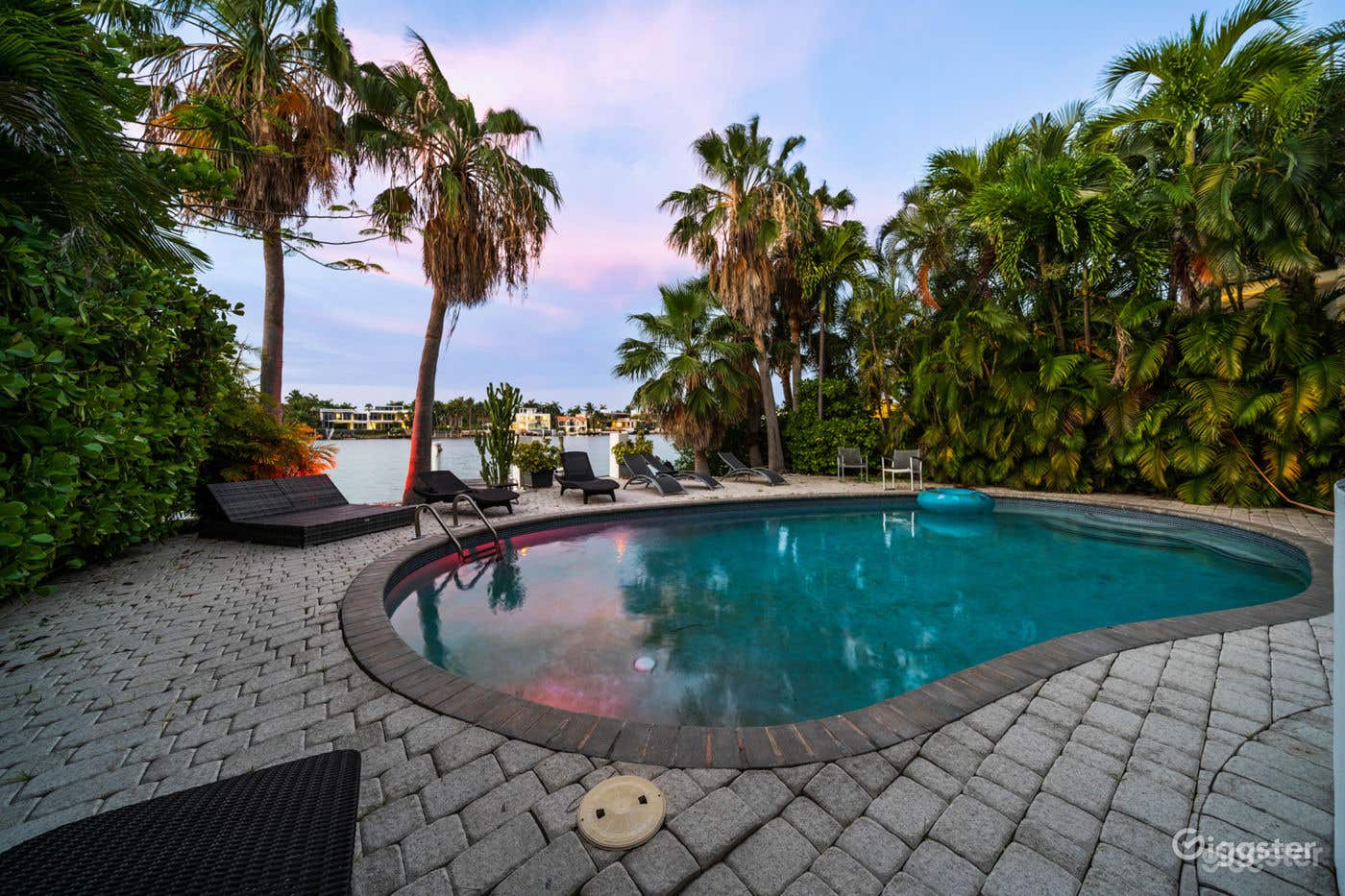 VILLA MIRA | POOL RENTAL Photo 1