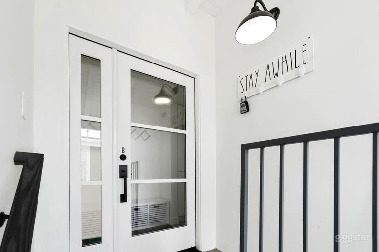  Upstairs front door / landing 