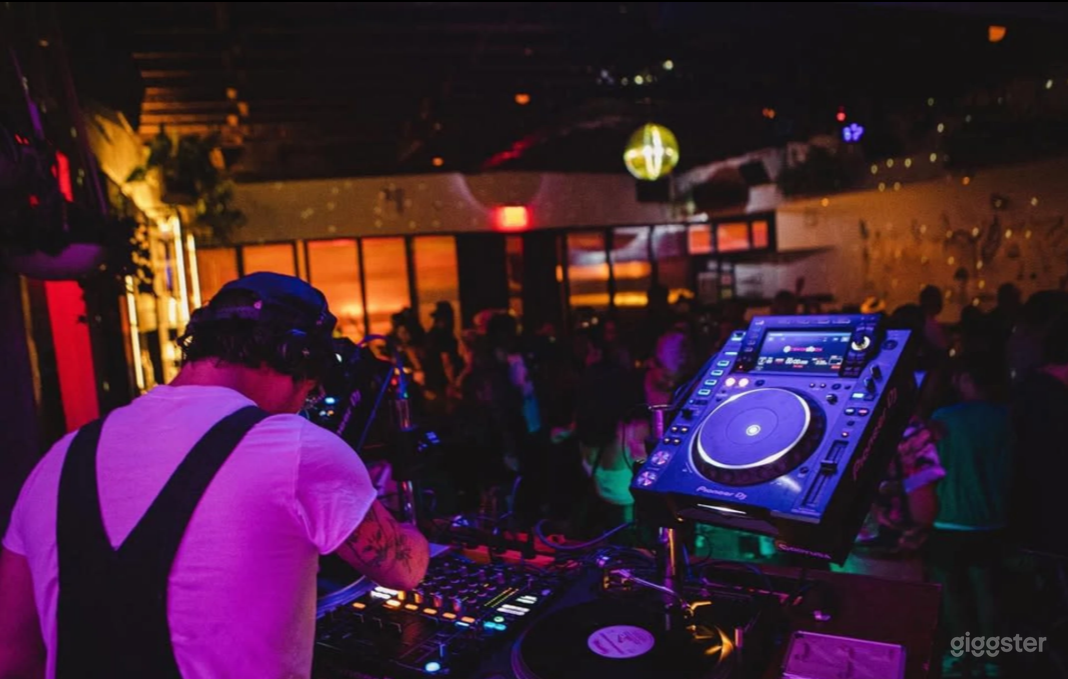 2,400 sq ft Indoor–Outdoor Venue Photo 2