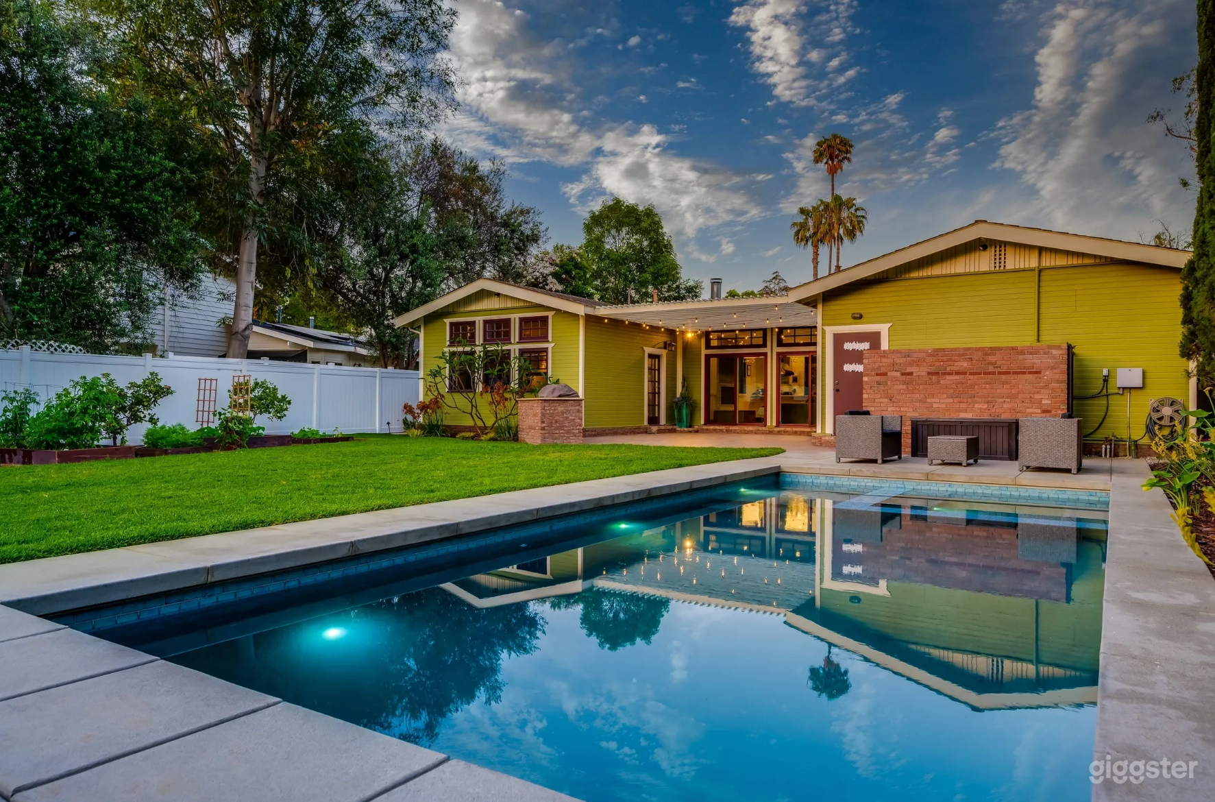 Large Backyard Saltwater Pool in Los Cerritos Photo 1