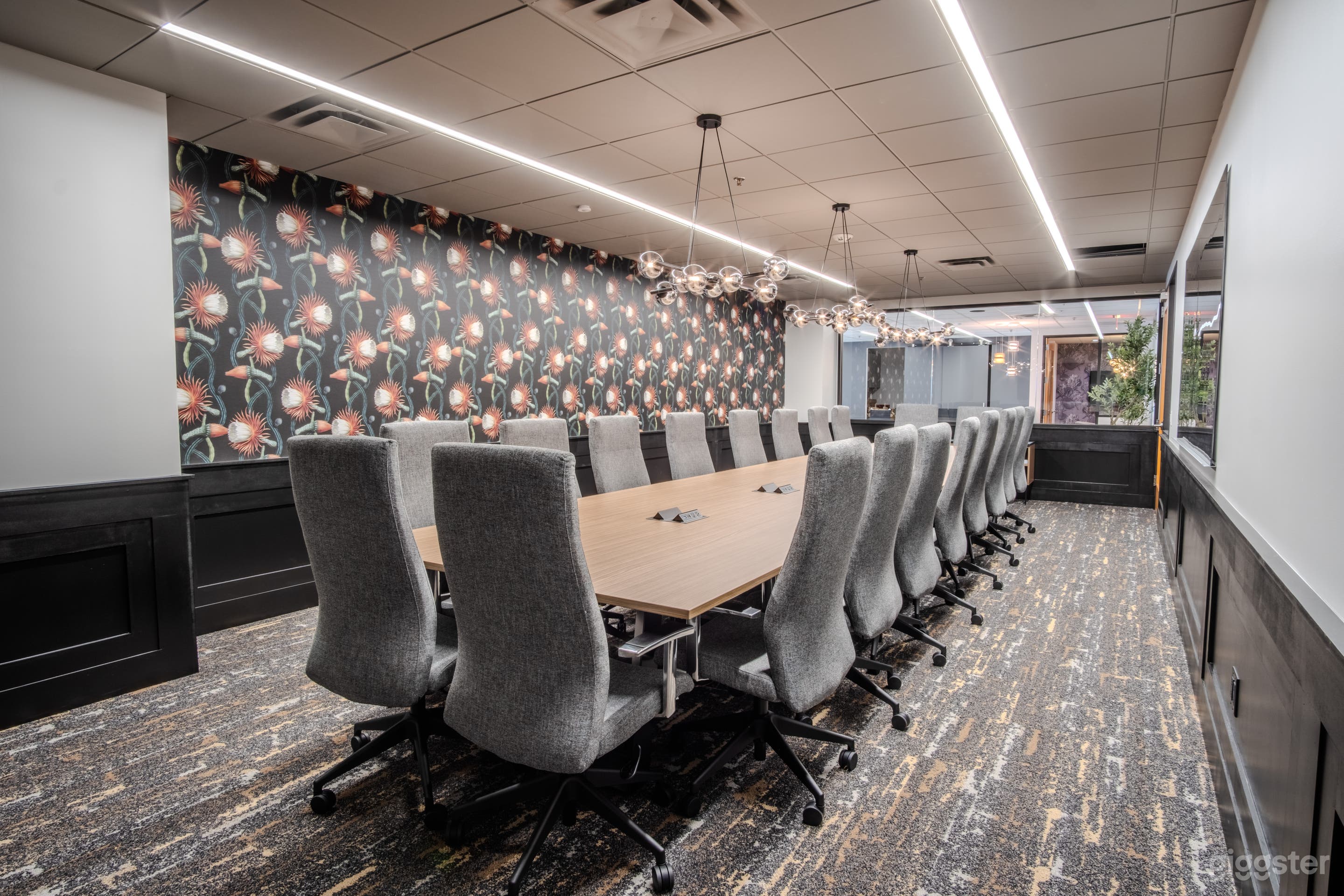 Upscale 20-person Boardroom in Uptown Photo 3