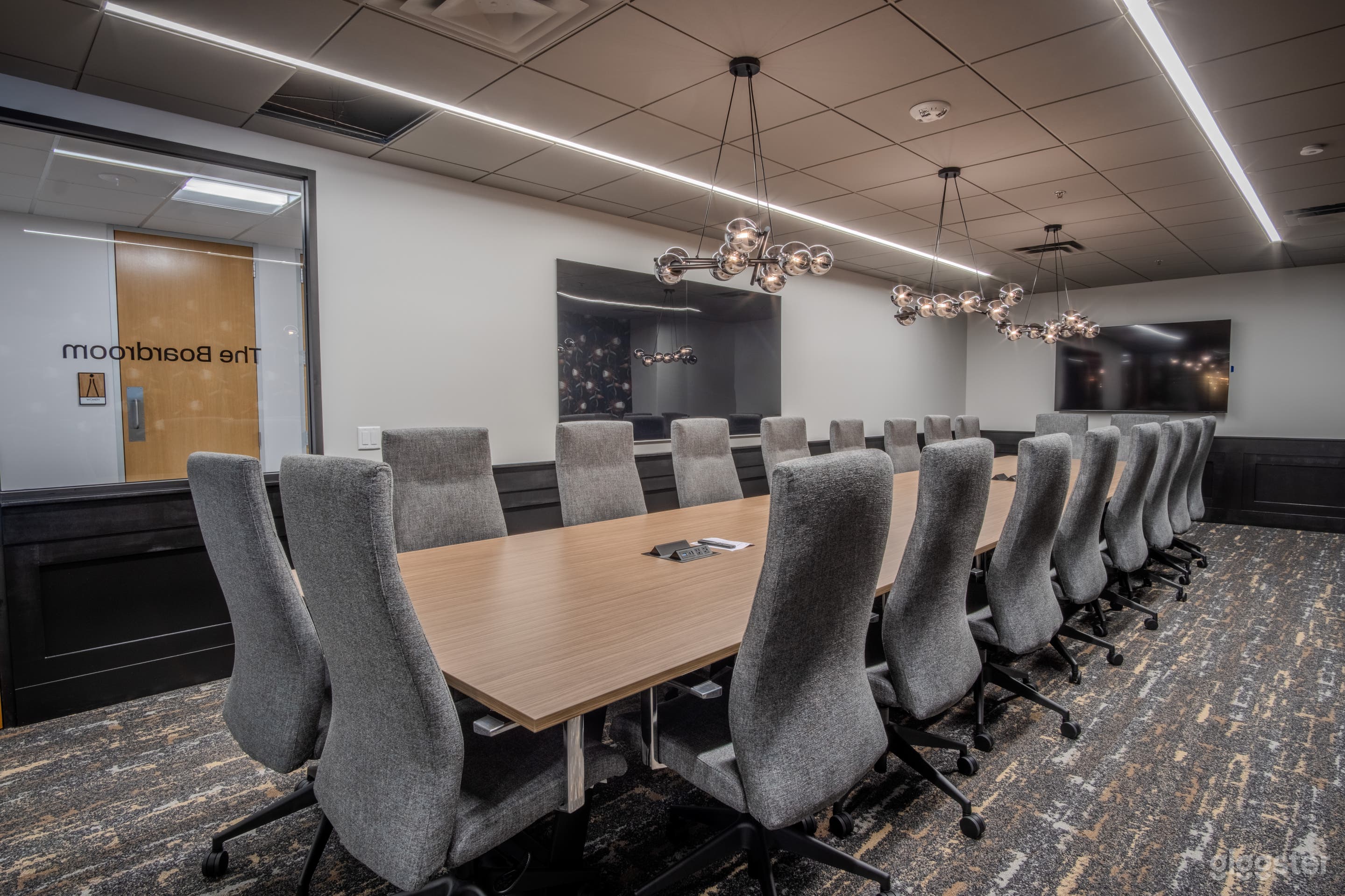 Upscale 20-person Boardroom in Uptown Photo 1