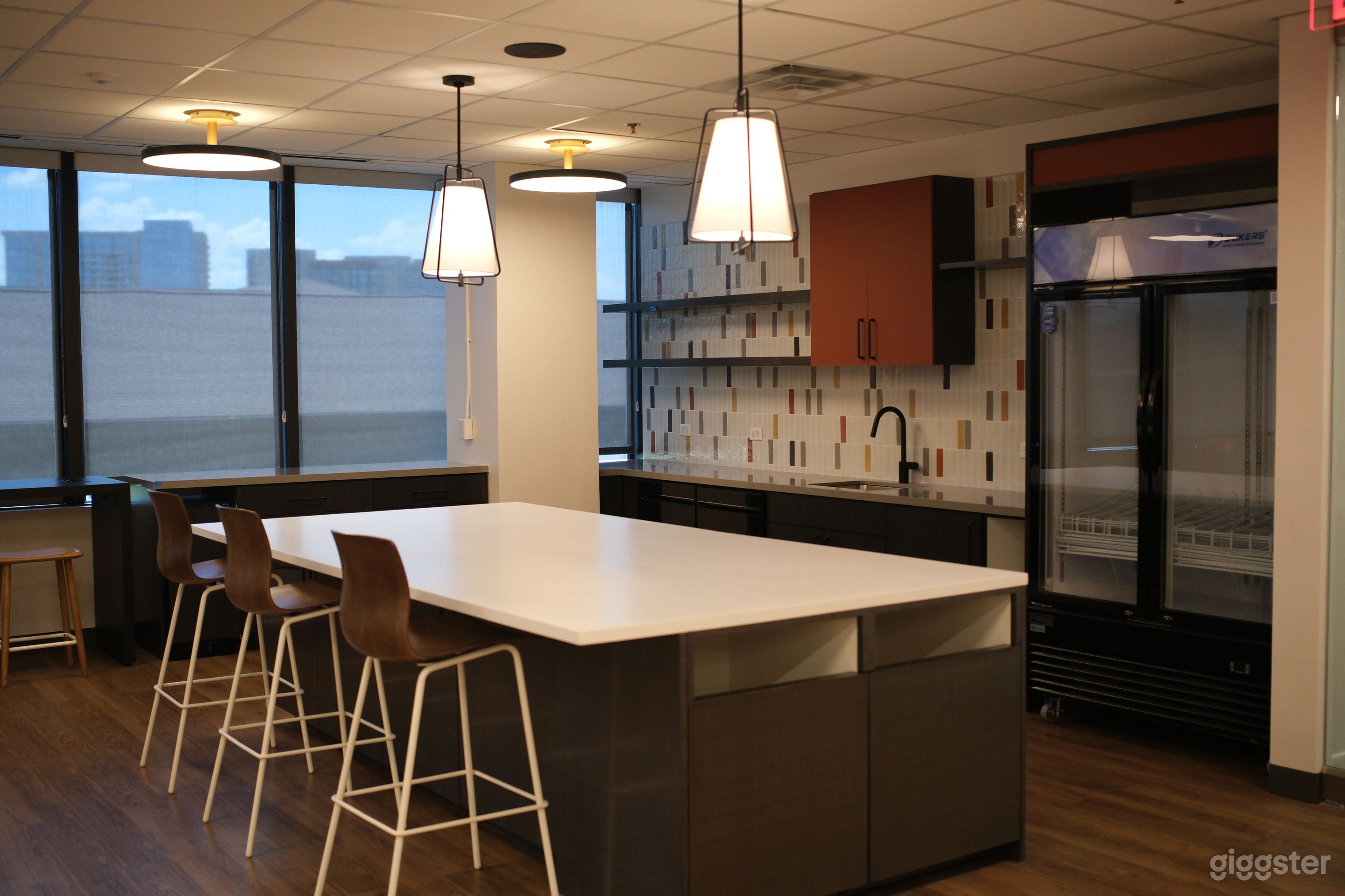 Upscale 20-person Boardroom in Uptown Photo 4