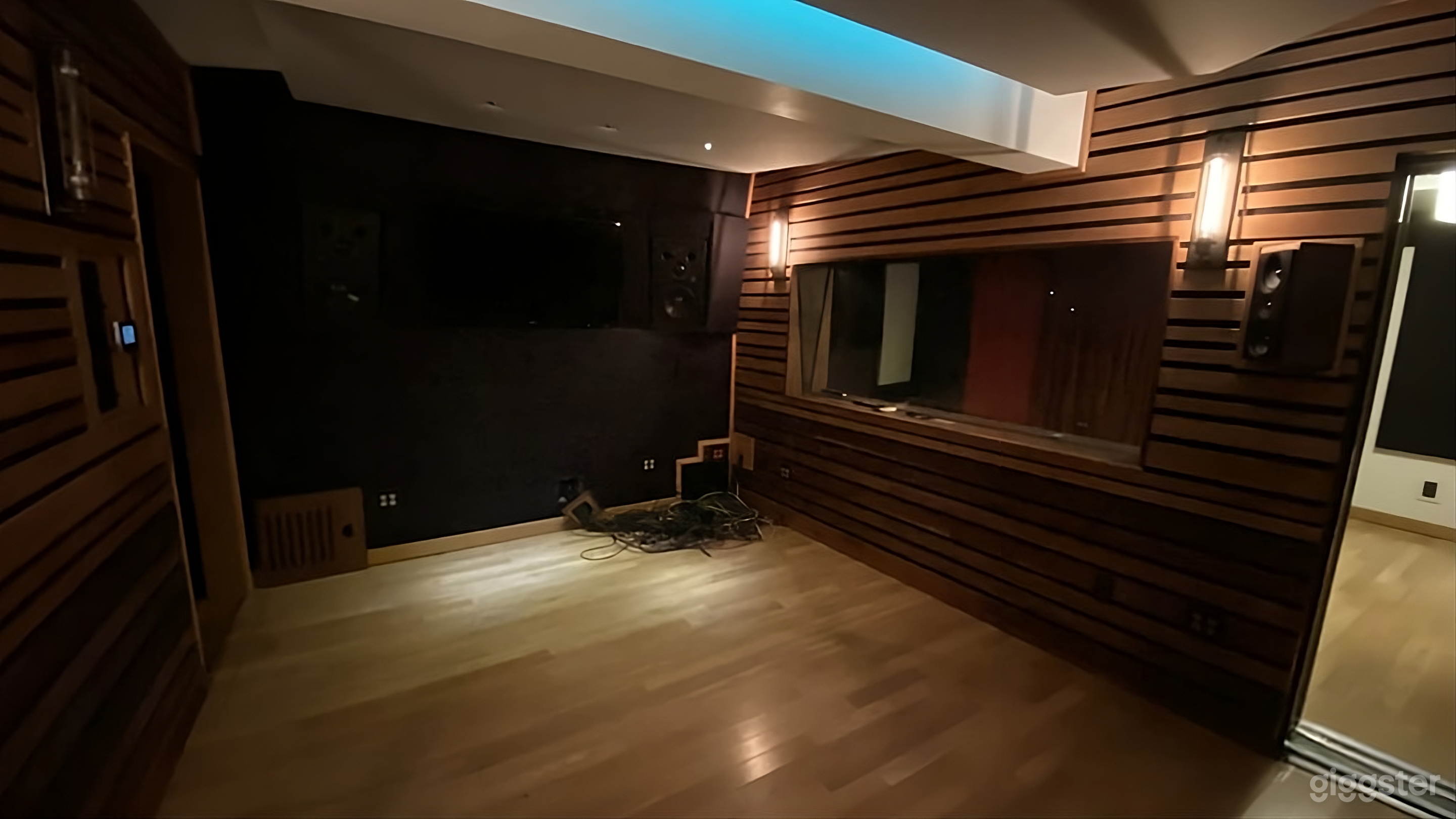Hollywood Hills Studio B Photo 2