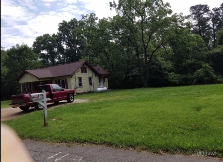 SMALL YELLOW COUNTY HOUSE Photo 3