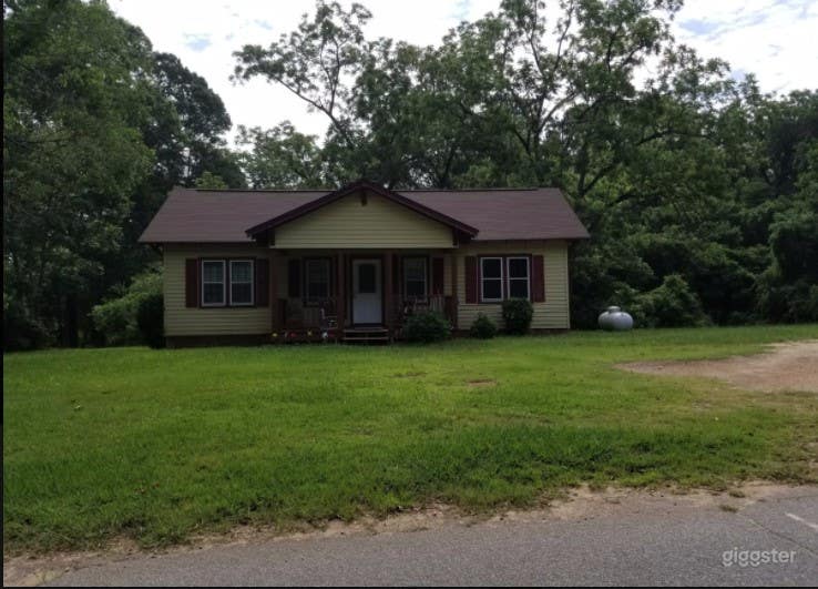 SMALL YELLOW COUNTY HOUSE Photo 2