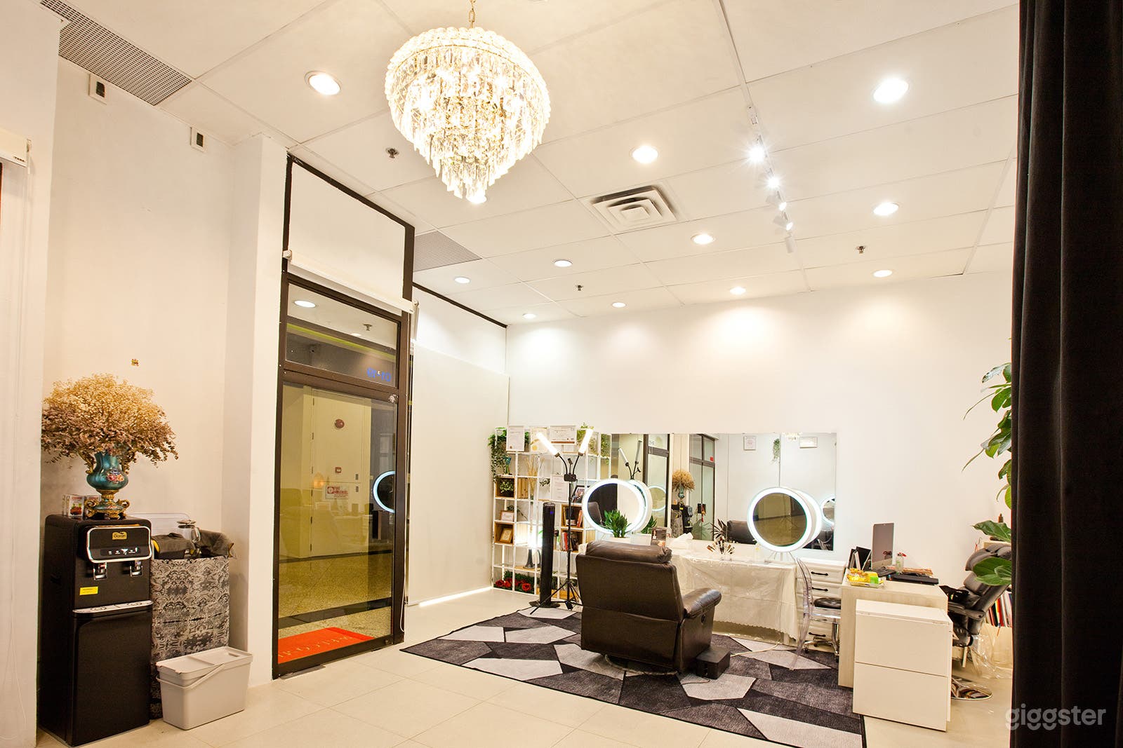 Bright and high ceiling retail Photo 3