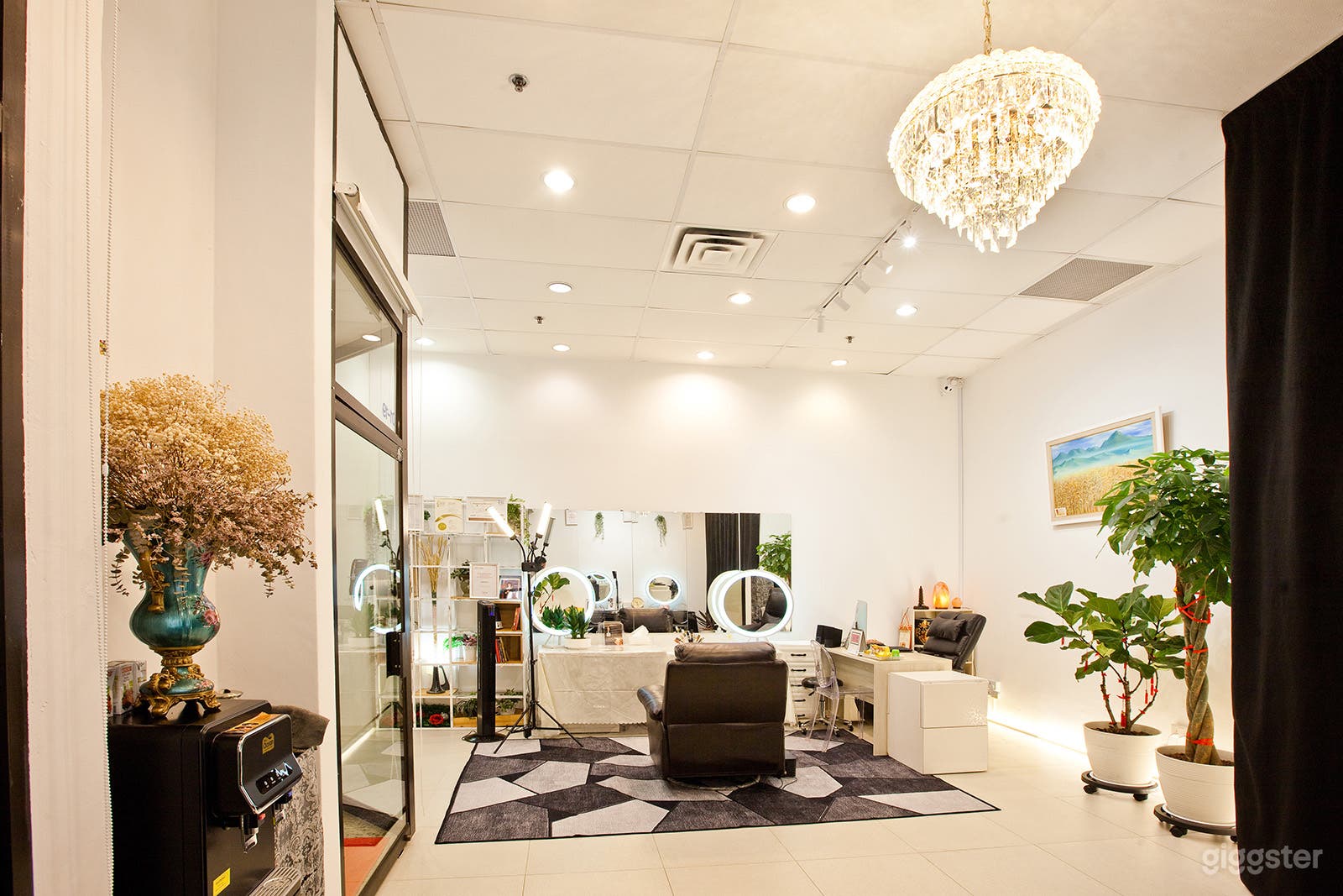 Bright and high ceiling retail Photo 1