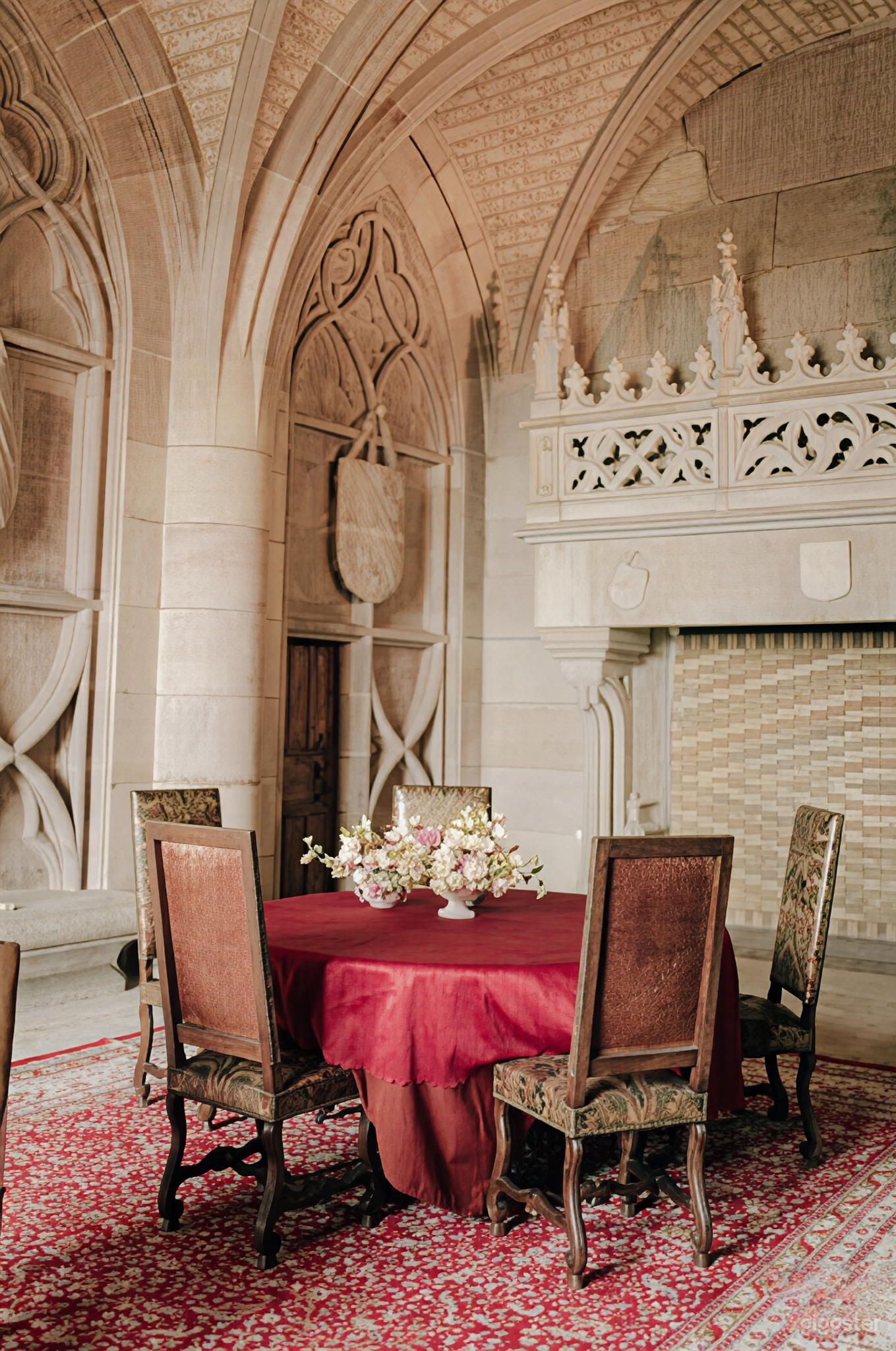 Photo de Classic Dining Room with Elegant Interiors 3