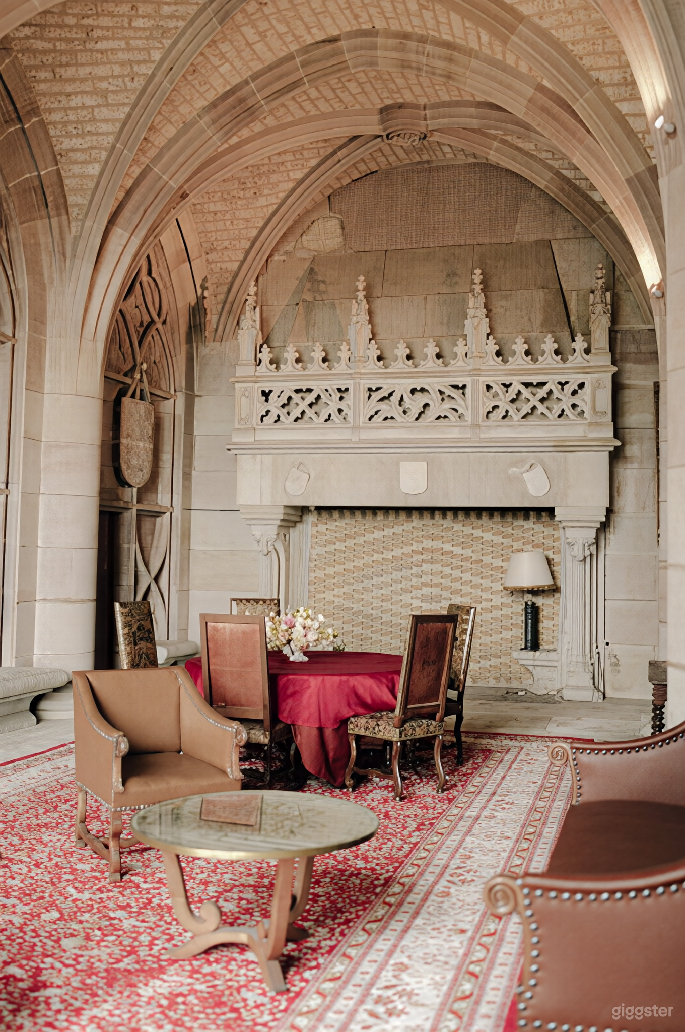 Photo de Classic Dining Room with Elegant Interiors 4