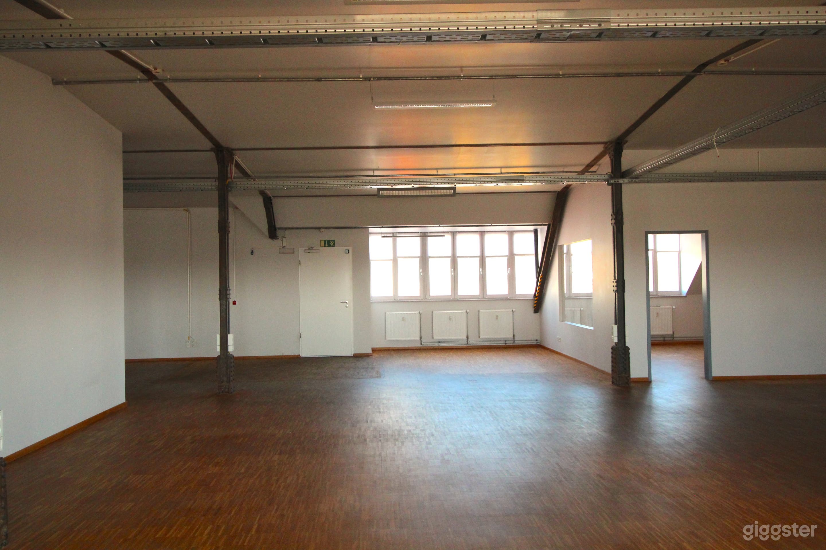 Heller 620 m² großer Veranstaltungsort im 4. Stock mit Workshop-Raum Foto 4