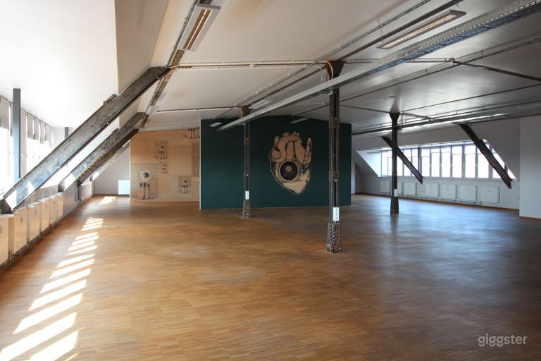  Bright 620 m² 4th-floor venue with workshop room 