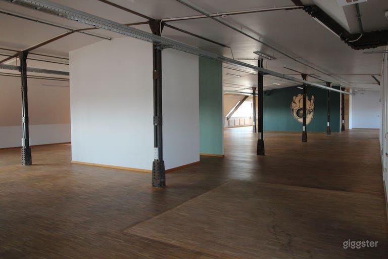  Bright 620 m² 4th-floor venue with workshop room 