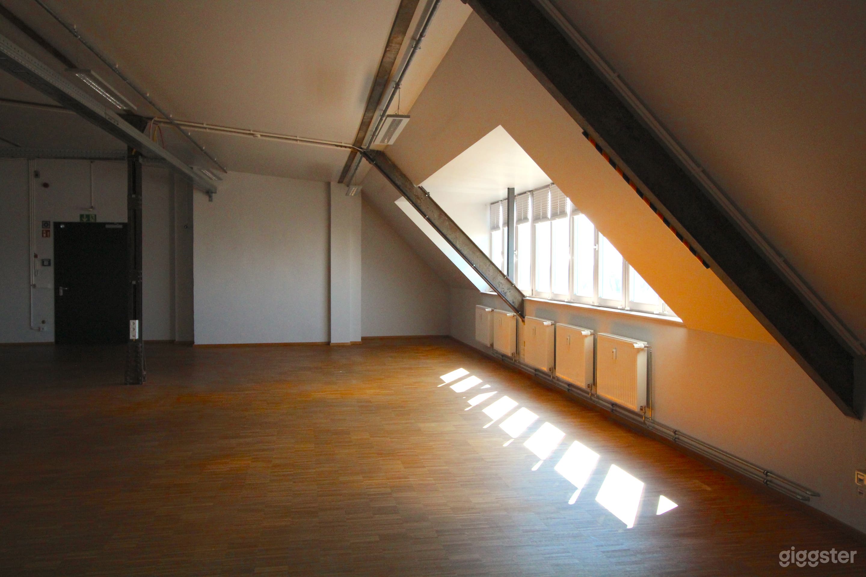 Heller 620 m² großer Veranstaltungsort im 4. Stock mit Workshop-Raum Foto 3