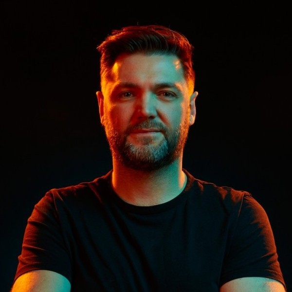 Simon R.